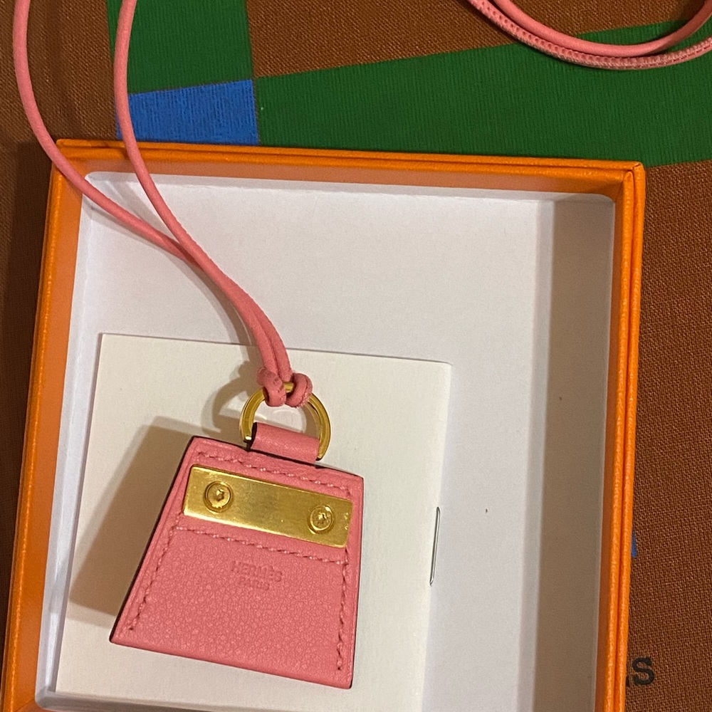 HERMÈS MONPETITKELLY PRINTED PENDANT NECKLACE - Picture 14 of 16